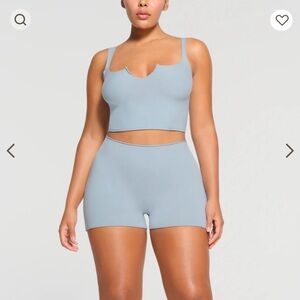 NWT SKIMS Raw Edge Slit Front Cropped Cami. XS NWT: ONYX, STONE, & DENIM.